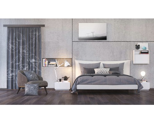 Ložnice s postelí, nočními stolky, lampou, křeslem a závěsy