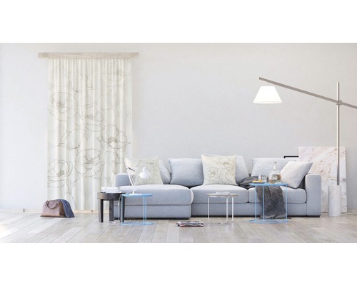 Obývací pokoj s pohovkou, lampou, závěsem s květinovým vzorem a příručními stolky