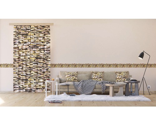 Obývací pokoj s posuvným závěsem, bordurou a polštáři s designem kamenné stěny