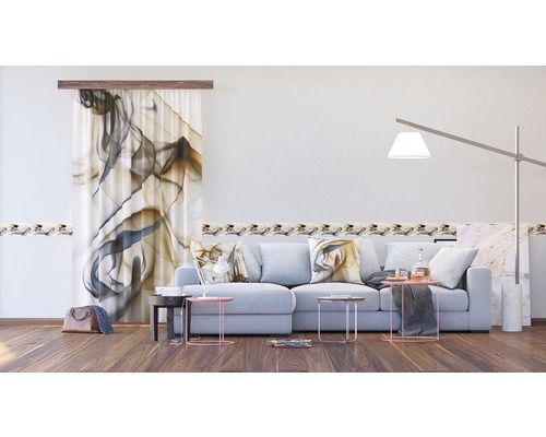 Obývací pokoj s pohovkou, příručními stolky, stojací lampou a závěsem s abstraktním vzorem