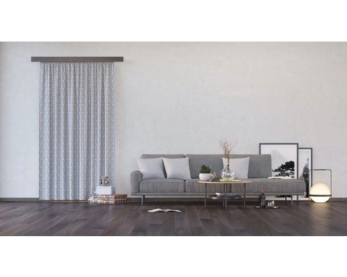 Obývací pokoj s pohovkou, vzorovaným závěsem a dekorací