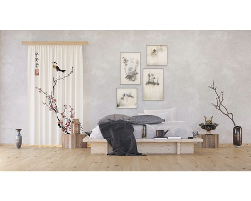 Ložnice v japonském stylu s postelí, závěsem, obrazy a dekorací