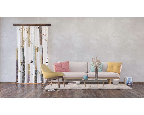 Obývací pokoj s pohovkou, křeslem, stolem a závěsem s motivem stromu