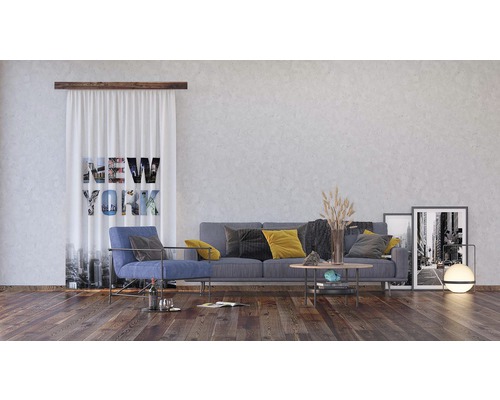 Obývací pokoj s pohovkou, křeslem a závěsem s motivem New Yorku