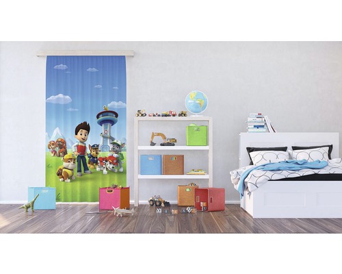 Dětský pokoj s zatemňovací roletou Tlapková patrola, regálem a postelí