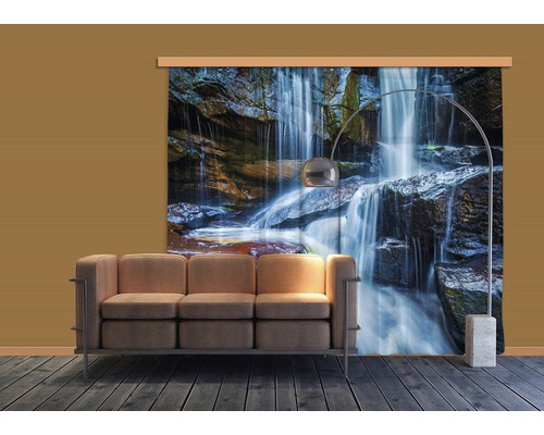 Obývací pokoj s pohovkou a roletou s motivem vodopádu