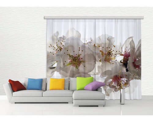 Dekorativní závěs s květinovým vzorem v světlém obývacím pokoji