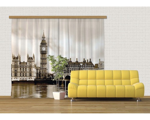 Ozdobné šály s motivem Londýna vedle pohovky