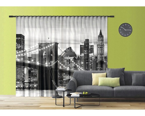 Dekorativní šály s motivem panoramatu města v obývacím pokoji.