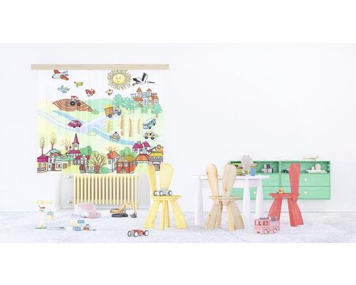 Dětský pokoj s rolovací záclonou, dětským nábytkem a hračkami