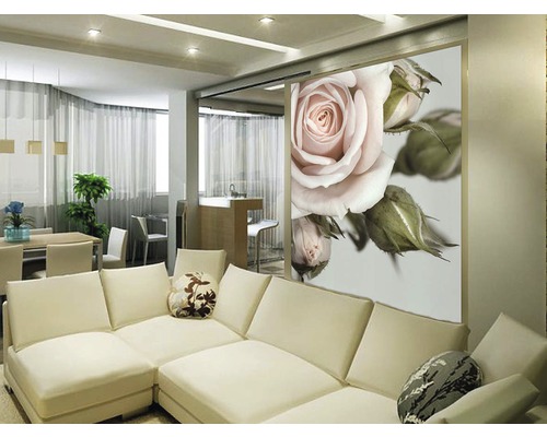 Světlý obývací pokoj s rohovou pohovkou a nástěnnou dekorací s motivem růží