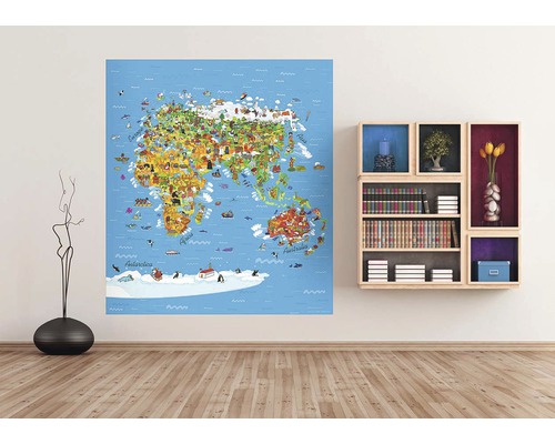 Dekorativní pokoj s nástěnnou malbou mapy světa a knihovnou