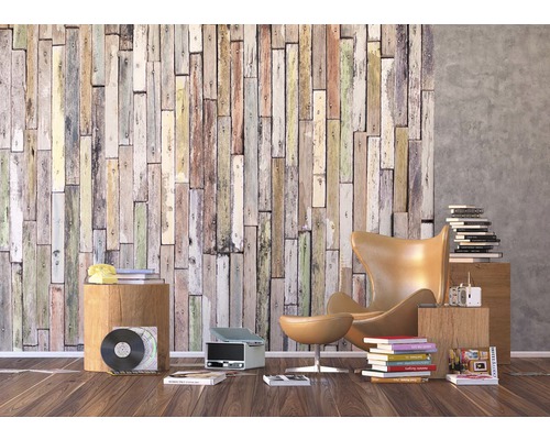 Obývací pokoj s dřevěnými stěnovými panely, křeslem a dekorací