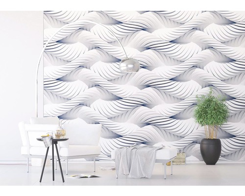 Obývací pokoj s vzorovanou tapetou, křeslem, odkládacím stolkem a pokojovou rostlinou