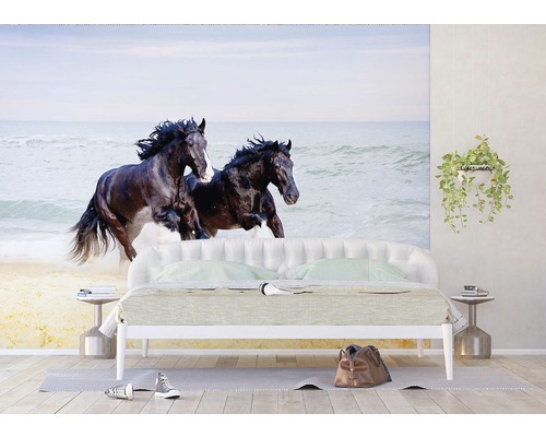 Ložnice s fototapetou koní cválajících po pláži