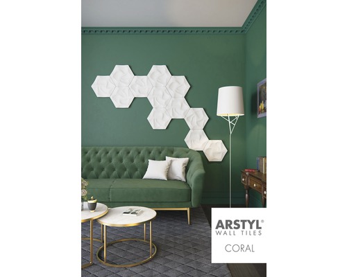 Obývací pokoj s dekorativními bílými nástěnnými panely ve tvaru šestiúhelníku nad zelenou pohovkou
