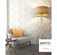 Obývací pokoj s křeslem a stěnovými panely s hexagonálním vzhledem