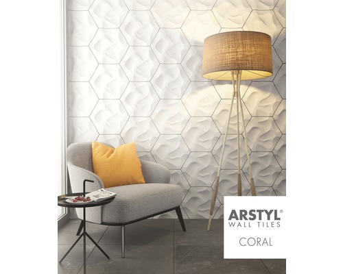 Obývací pokoj s křeslem a stěnovými panely s hexagonálním vzhledem