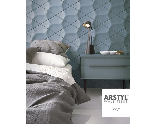 Ložnice s trojrozměrnými obkládačkami, nočním stolkem a postelí