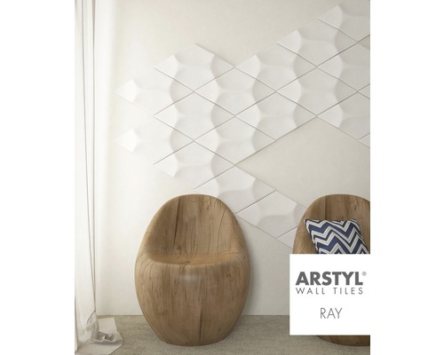 Obývací pokoj s dekorativními obkládačkami a dvěma dřevěnými židlemi