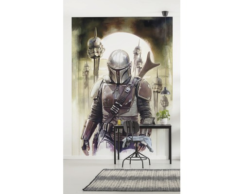 Pokoj s fototapetou s motivem válečníka, psacím stolem a židlí.