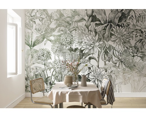 Jídelna s květinovou tapetou, stolem a židlemi