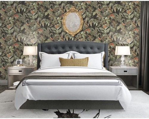 Ložnice s tapetou džungle, postelí, nočními stolky a zrcadlem