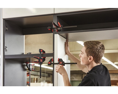 Montáž skříně pomocí jednoručních svorek