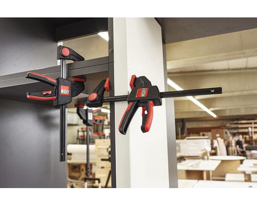 Dvě pákové svěrky BESSEY fixují obrobky.