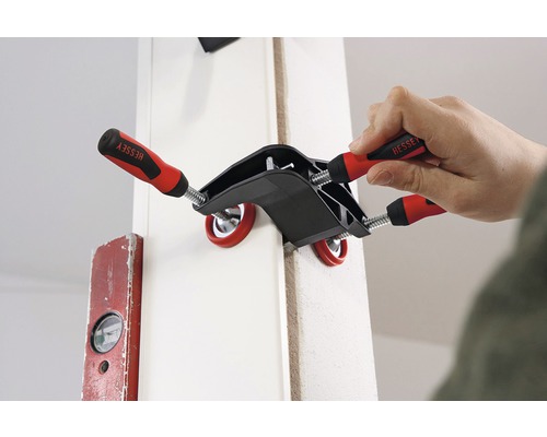 Osoba upevňuje obrobek pomocí úhlové svěrky od společnosti Bessey.