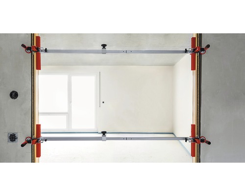 Rozpěrka dveřního rámu používaná v hrubé stavbě pro montáž dveřních rámů