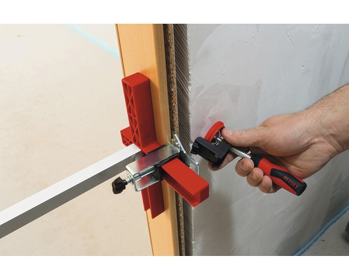 Montáž dveřní zárubně pomocí rozpěrky