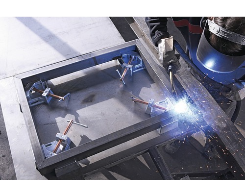 Svařování kovového rámu pomocí úhelníkových svorek