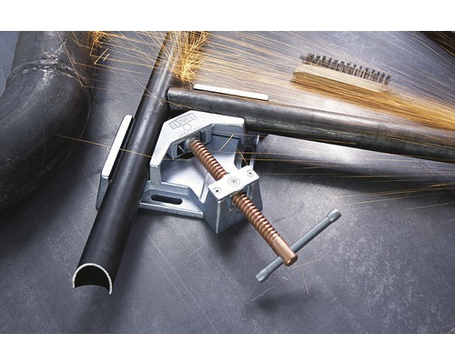 Úhelníková svěrka Besse s kovovými trubkami při svařování