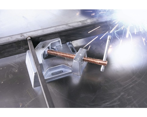 Úhelníková svěrka při svařování kovových profilů