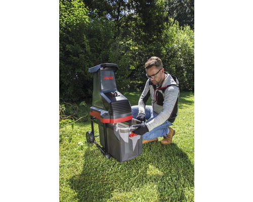 Zahradní drtič AL-KO s obsluhou na zahradě