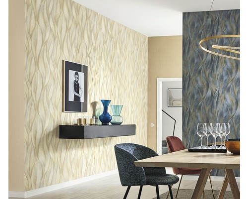 Obývací pokoj s vzorovanou tapetou, jídelním stolem a dekorací