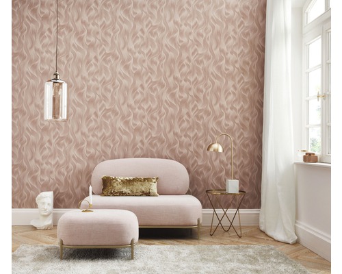 Obývací pokoj s vzorovanou tapetou, křeslem a odkládacím stolkem