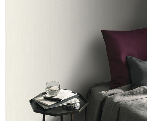 Scéna s tapetou, nočním stolkem, sklenicí vody, poznámkovými bloky, hodinkami a postelí