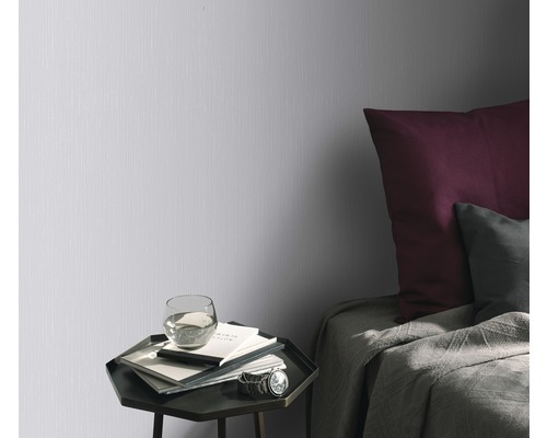 Ložnice s nástěnnou tapetou, nočním stolkem a postelí