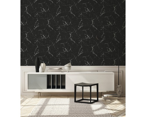 Pokoj s tapetou imitující mramor, příborníkem a kobercem.