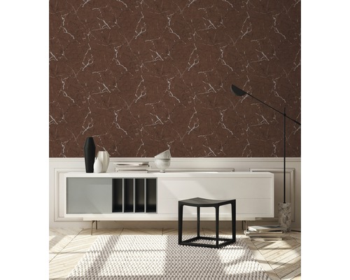 Obývací pokoj s hnědou mramorovou tapetou, příborníkem a kobercem