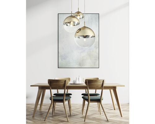 Jídelna s dřevěným stolem, židlemi a závěsnou lampou