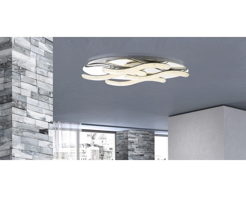 Moderní stropní svítidlo se zakřiveným designem v interiéru