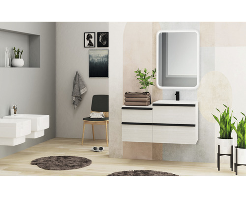 Koupelna s umyvadlovou skříňkou, zrcadlem, ručníky a dekoracemi.