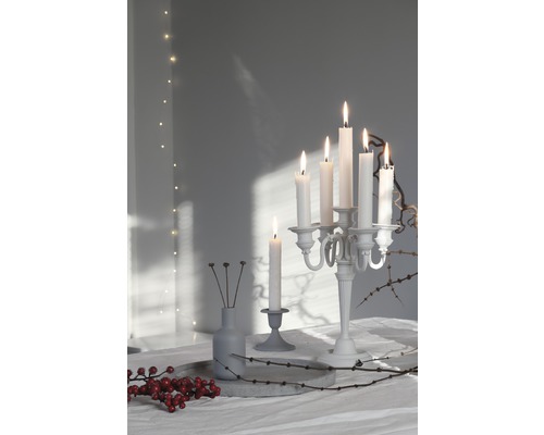 Slavnostní dekorace stolu se svícnem a svíčkami