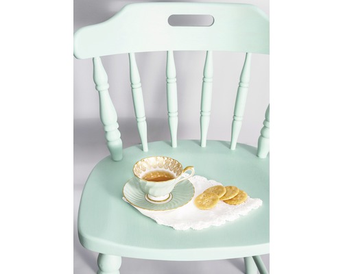 Dřevěná židle s šálkem čaje a sušenkami