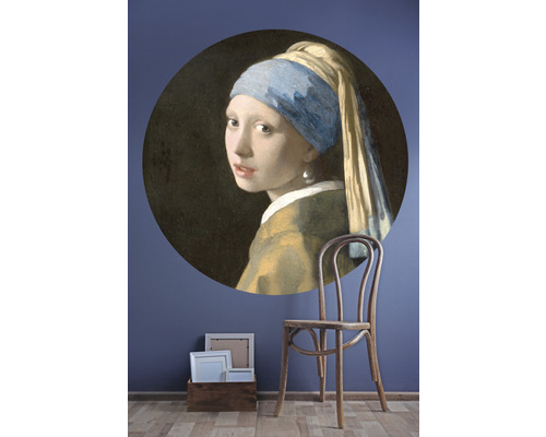 Nástěnná dekorace s malbou Dívka s perlou, židle a rámečky na obrazy na podlaze