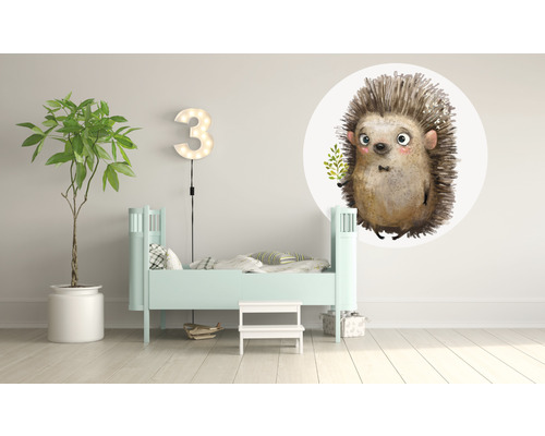 Dětský pokoj se světle modrou postelí, pokojovou rostlinou, osvětlenou číslicí tři a samolepkou na zeď ježek