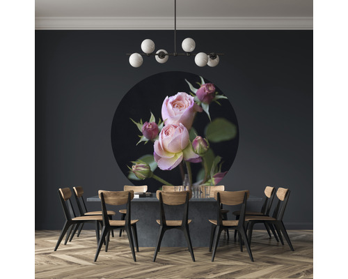 Dekorativní jídelna s jídelním stolem, židlemi, závěsným svítidlem a nástěnnou malbou s motivem růží